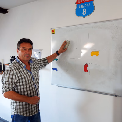 Instruktor Jiří Hanes při výuce teorie